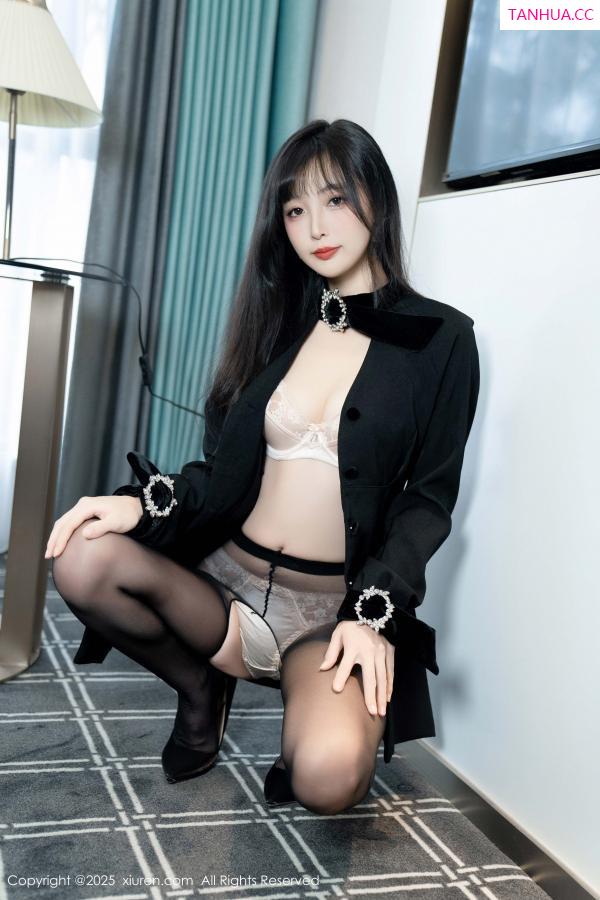   [XiuRen]高清写真图 2025.02.21 No.9918 樱桃小阑子 黑丝美腿第39张图片